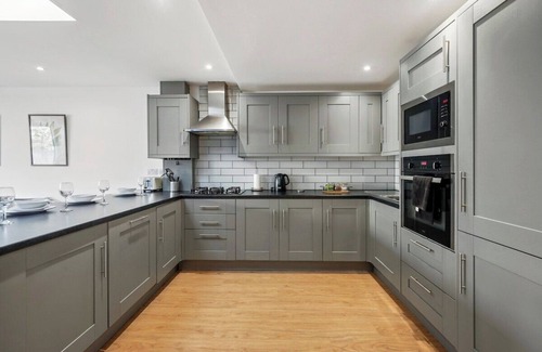 Staple Hill Apartment | Modern Bristol Abode - Parking and Garden