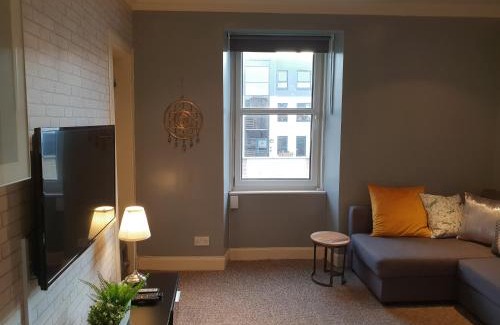 Bonnington Apartment | Modern Broughton Apartment - Walk to City Centre and St James Quarter