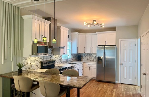 Summerhill House | Modern Bungalow | Quiet Downtown Oasis