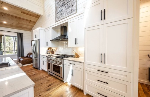 Broken Bow Cabin | Modern cabin-2 minute walk to Restaurants & Entertainment!