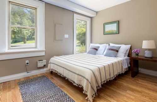 Town of Clermont Cabin | Modern Cabin/4-bedroom with Hot Tub in Germantown