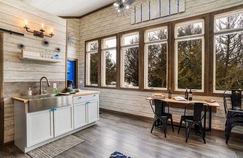 Ashland Cabin | Modern Cabin. Communal Sleeping - 2 Queen Beds + Full Trundle. Pet Friendly!