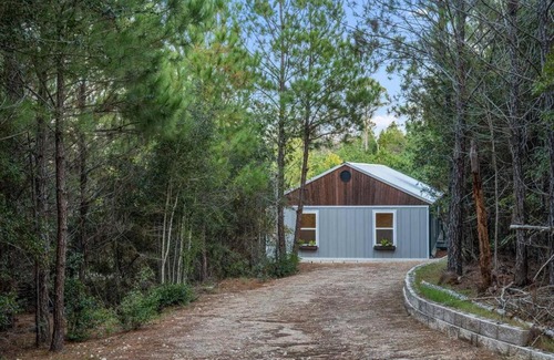 Bastrop House | Modern Cabin Nestled in a Pine Forest Near Austin