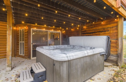 Island Park Cabin | Modern Cabin Perfect for Yellowstone Adventures! w/A/C, Hot Tub, & More!