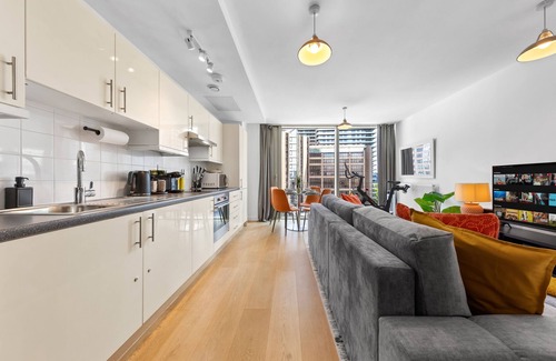 Canary Wharf Apartment | Modern Canary Wharf Apartment with King Size Bed