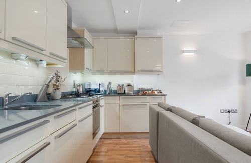 Canary Wharf Apartment | Modern Canary Wharf Apartment - Near Transport