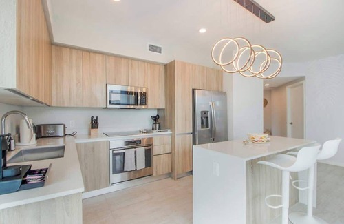 Northeast Miami Apartment | Modern Central 2-bedroom 2-bathroom Pool Parking