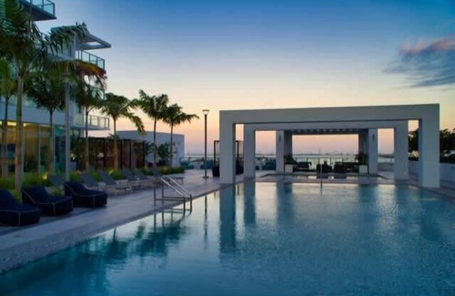 Northeast Miami Apartment | Modern Central 2-bedroom 2-bathroom Pool Parking