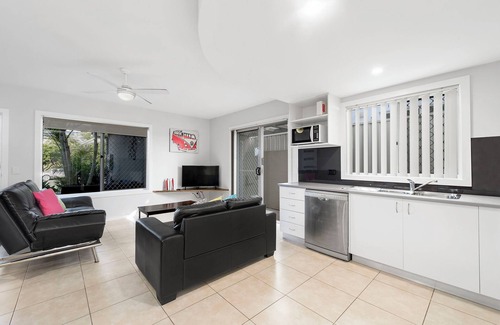 Crescent Head House | Modern & Centrally Located With Free Wi-Fi