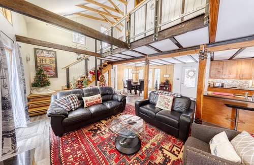 Ellicottville Ski Chalet | Modern Chalet, 2 Acre lot, HOT TUB and NEW OUTDOOR FIREPIT