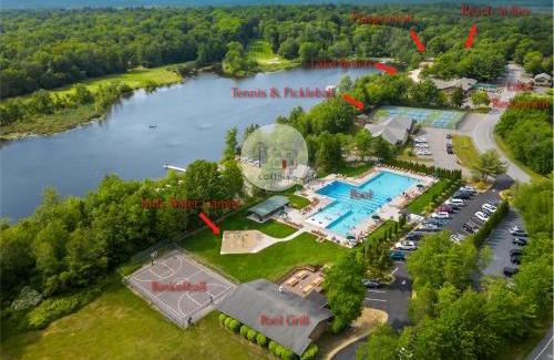 Tobyhanna Ski Chalet | Modern chalet for 8 people with Fireplace, Hot Tub and nearby Skiing