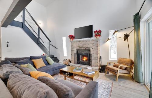 Tobyhanna Ski Chalet | Modern chalet for 8 people with Fireplace, Hot Tub and nearby Skiing