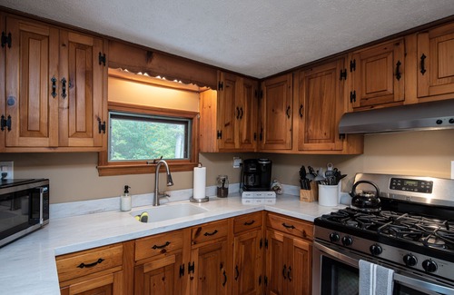 Chester Ski Chalet | Modern Chalet w/Serene Views and Jacuzzi Hot Tub- 15 Minutes to Okemo Mountain