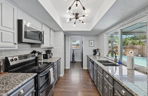 Northeast Carrollton House | Modern & Chic 4-BD/2-BA | Pool, Hot Tub, BBQ Grill