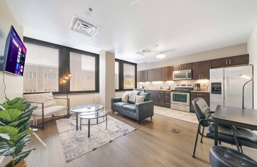 Downtown Pittsburgh Apartment | Modern Chic | Prime Location 6th Floor | 24/7 Gym Terrace Roku WiFi