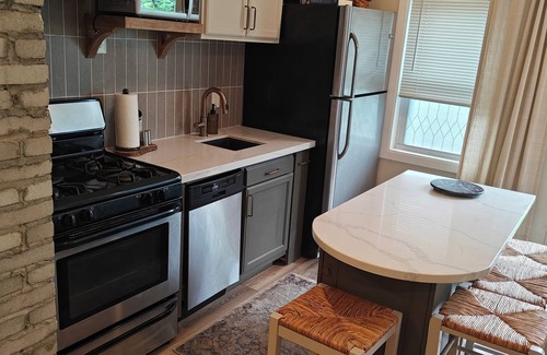 Payne - Phalen House | Modern City Home, WI-FI, Privacy, 1-mile downtown St Paul