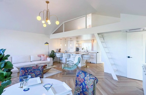 Inverhuron Cottage | Modern Classic *LakeViews*