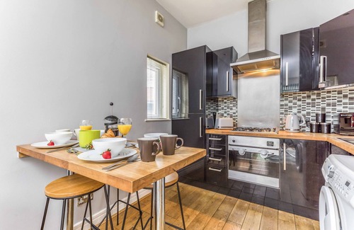 Southsea Apartment | Modern, Close to beach, shops and restaurants, free wi fi, Sleeps 5,