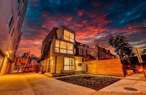 16th Street Heights Apartment | Modern & Colorful ~ 5* Location