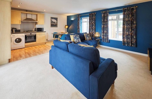 Oadby Apartment | Modern Comfort: 2BR Flat w/Free Parking in Oadby