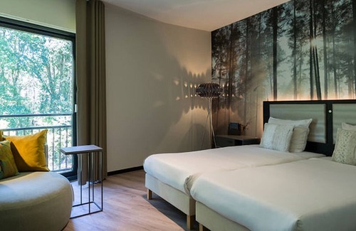 Leende Hotel | Modern Comfort Close to the City! Indoor Pool and Onsite Dining!
