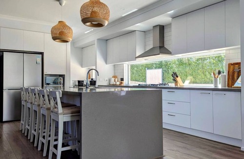 Indented Head House | Modern comfort & luxury close to the beach