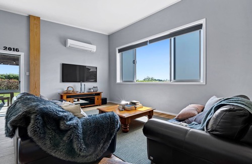 Aokautere House | Modern comfort and rustic charm in rural Manawatu