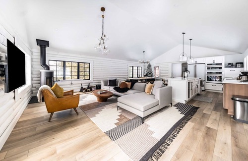 Warwick House | Modern Comfort Timeless Charm | Log Cabin Retreat