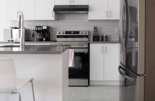 Thorold House | Modern Comfort w/5 BEDS close to Welland