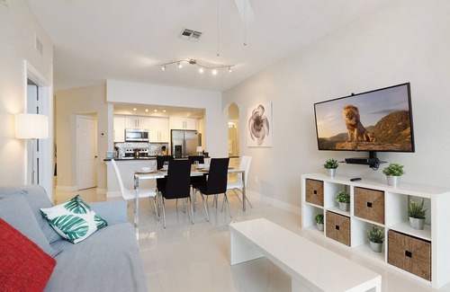 Windsor Hills Condo | Modern & comfortable, 5 mins to Disney. WiFi, water slides, pool, sports.