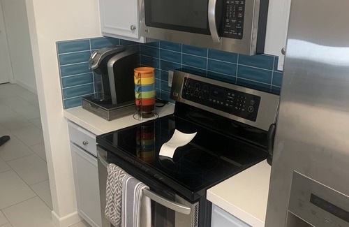 Warm Sands Condo | Modern Comfy 2 BR 2 BA Ground Floor Condo Steps to Downtown PS