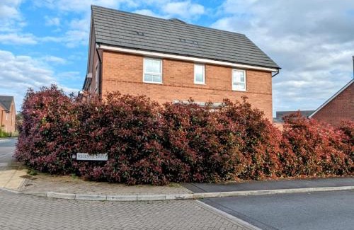 Radbourne House | Modern Comfy 3 Bed Home - Free 2 space driveway and free road parking