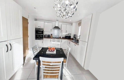Milton Keynes House | Modern, Comfy 6 bedroom house