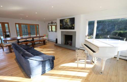 East Hampton North House | Modern Comfy Retreat Patio Outdoor Salt Hot Tub
