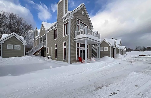 Orford Apartment | Modern condo - chalet style