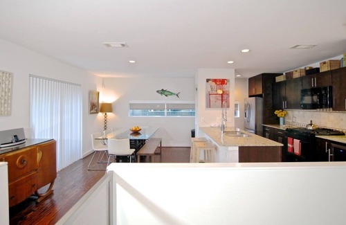 South Central Houston House | Modern Contemporary 3 story townhome in East Downtown w/rooftop deck.