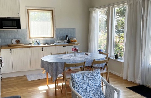 Loftahammar House | Modern Cottage with Lakeside Location and Idyllic Setting near Loftahammar | SE05084