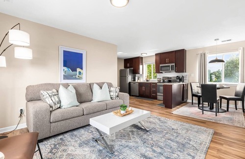 Roseville Apartment | Modern & Cozy 1BR Upper Flat | King Bed + Laundry