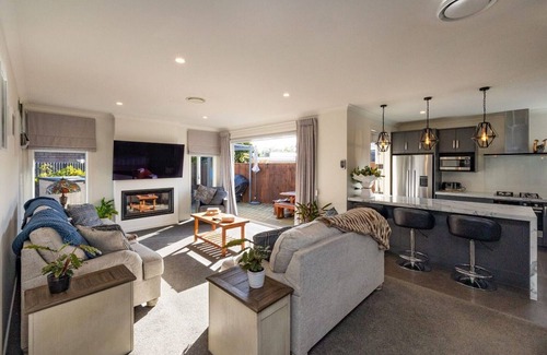 Palmerston North House | Modern, Cozy and Spacious Home near City Centre