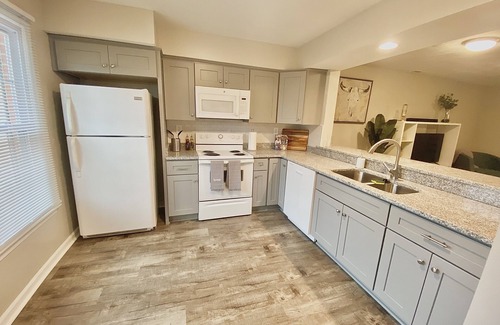 Northwest House | Modern, cozy, Townhouse Centrally Located!