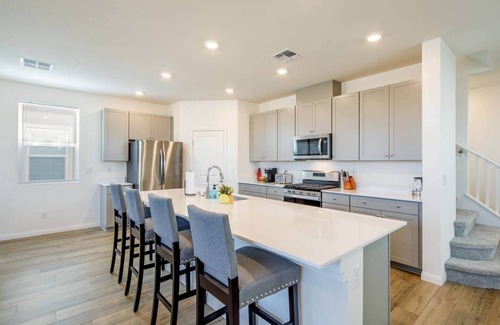 Arden House | Modern Cozy Vegas Home-5bd 3ba