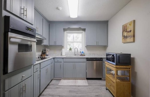 Valdosta House | Modern Decor Centrally located Huge fenced in yard Pets welcome Fireplace Grill
