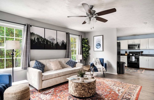 Luray Cabin | Modern decor, Hot Tub, Fire Pit & River Access!