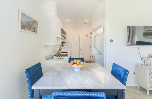 Oak Park Apartment | Modern Deluxe Studio Suite in lovely Oak Park!