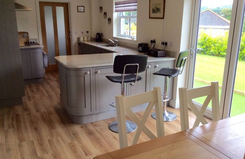 Par House | Modern detached house, 10 minute walk to large sandy beach