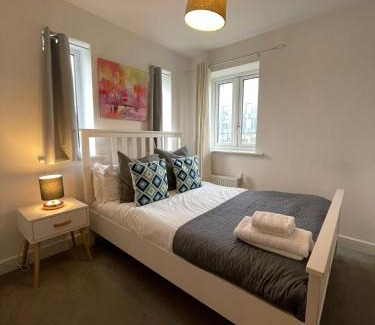 Peterborough Apartment | Modern detached large House in Peterborough with PARKN