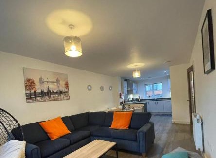 Peterborough Apartment | Modern detached large House in Peterborough with PARKN