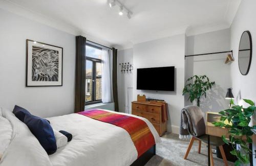 Charlton House | Modern Double bedroom in city apartment room 2