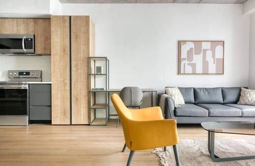 City West Apartment | Modern Downtown 1BR w/Pool, Gym & W/D near Staples Center, by Blueground (LAX 544)