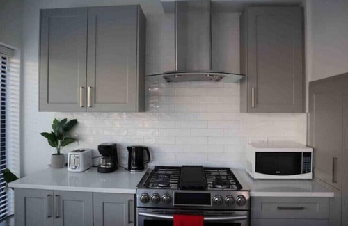 Surrey House | Modern Downtown Escape